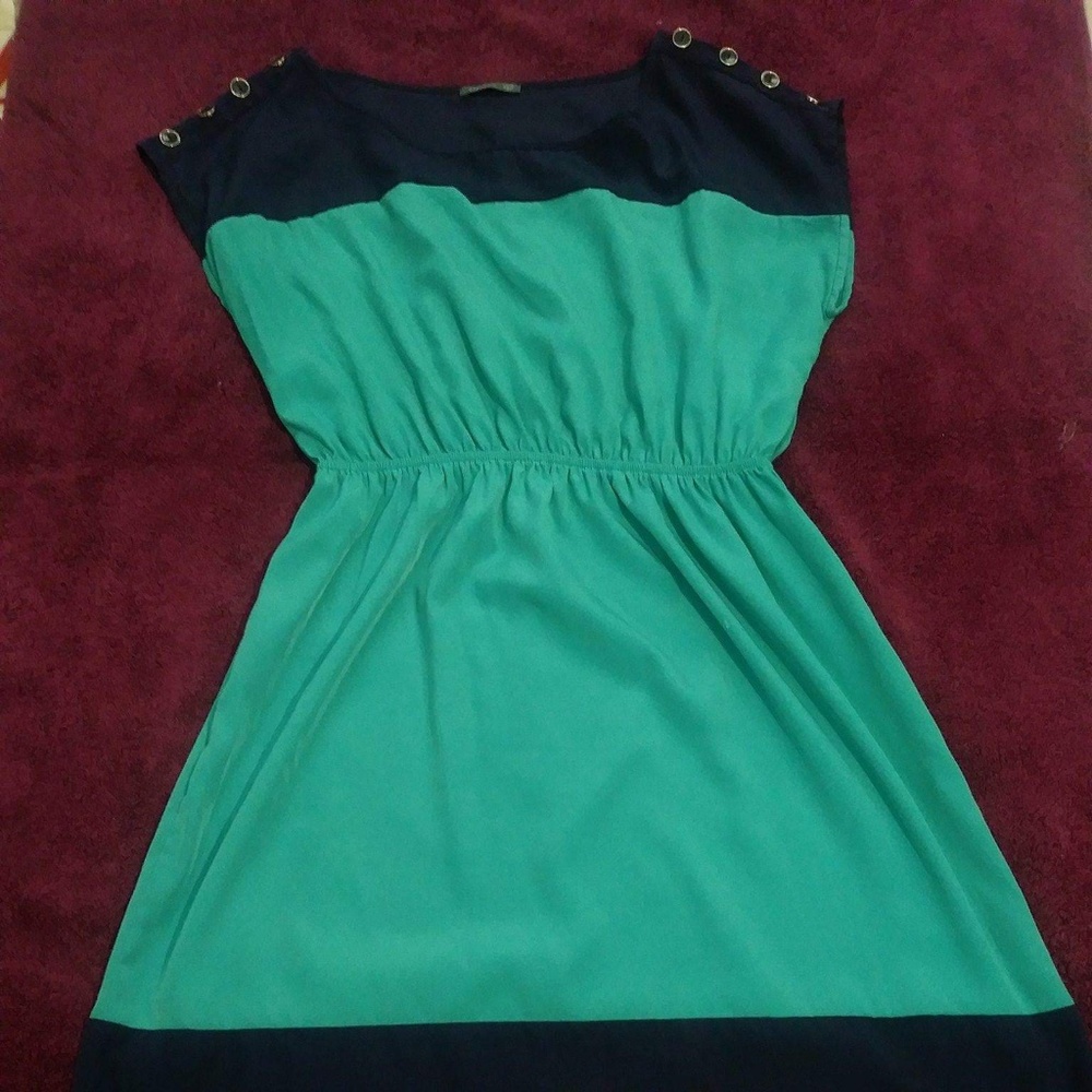 Dresses - Picture 2 of 3